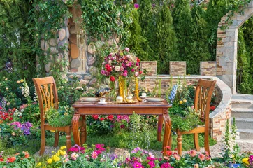 Zelfklevend Fotobehang Tuin Aangelegde bloementuin in de achtertuin