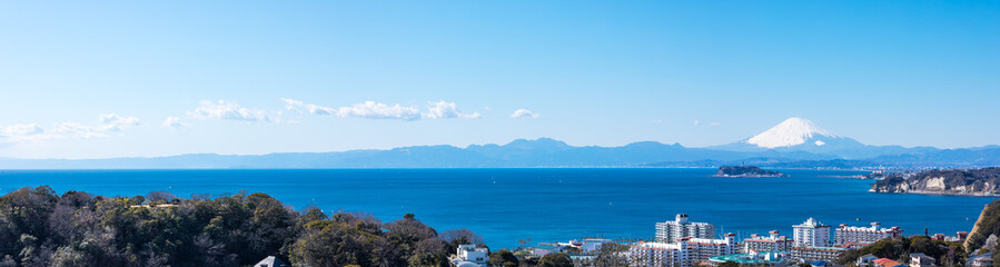 Fototapeta na wymiar (神奈川県-風景パノラマ)高台から望む江の島と富士７