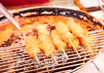 日本で売られている美味しそうな串カツの写真