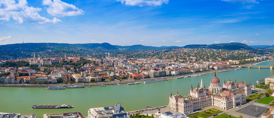 Obraz premium Parliament building on the Danube in Budapest