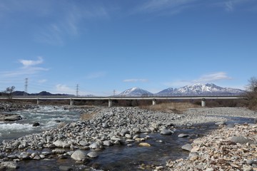 青い空と雪山の風景