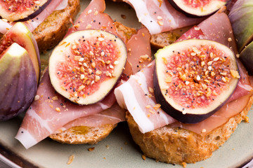 Sandwich with prosciutto, fig and olive oil