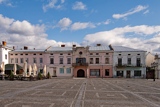 H&auml;userreihe in der Altstadt von Schowkwa im Oblast Lviv in der Ukraine 