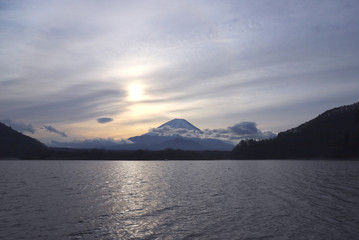 Fototapeta na wymiar 【山梨県 観光名所】精進湖の湖面に映る富士山