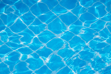 Fototapeta na wymiar Reflect the waves and in the blue pool background