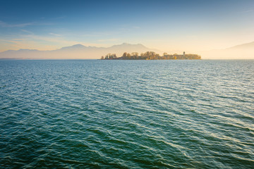 Fototapeta premium Chiemsee mit Fraueninsel im Sonnenuntergang