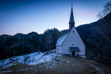 Fototapeta na wymiar Kirche auf dem Berg in den Chiemgauer Alpen
