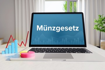 Münzgesetz – Business/Statistik. Laptop im Büro mit Begriff auf dem Monitor. Finanzen/Wirtschaft.