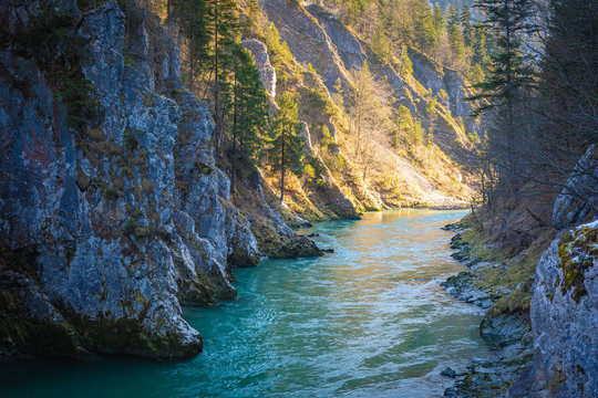 Fluss und Berge in der Schlucht - Entenlochklamm und Tiroler Achen