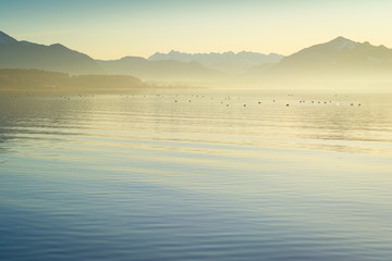 See und Berge im Nebel - Abend am Chiemsee