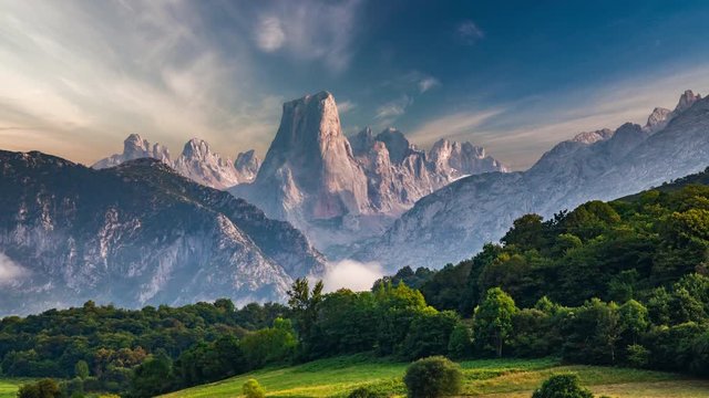 Timelapse of Naranjo de Bulnes at sunset. Picu Urriellu in Asturias, Spain.