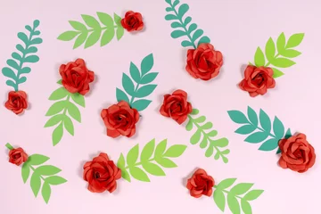 Selbstklebende Fototapeten Paper cut red rose flowers and green leaves pattern on pastel pink background © zomjeed