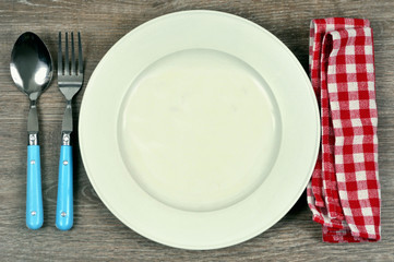 Assiette avec des couverts et une serviette de table