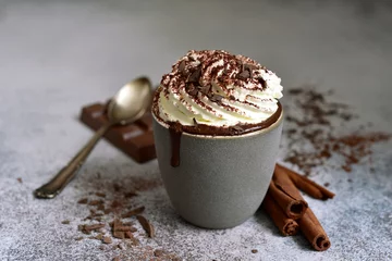 Fototapeten Hausgemachte köstliche würzige heiße Schokolade mit Schlagsahne. © lilechka75