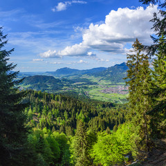 Weiß-blauer Frühlingstag im Oberallgäu bei Oberstdorf