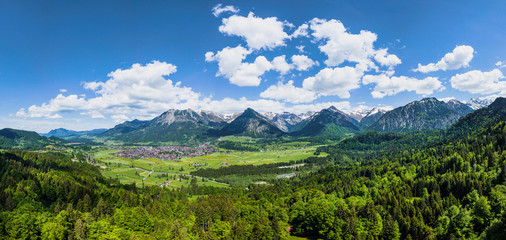 Weiß-blauer Frühlingstag im Oberallgäu bei Oberstdorf