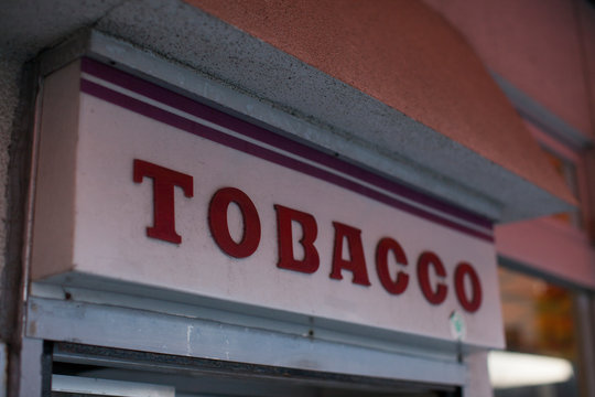 TOBACCO-たばこ屋さんの看板