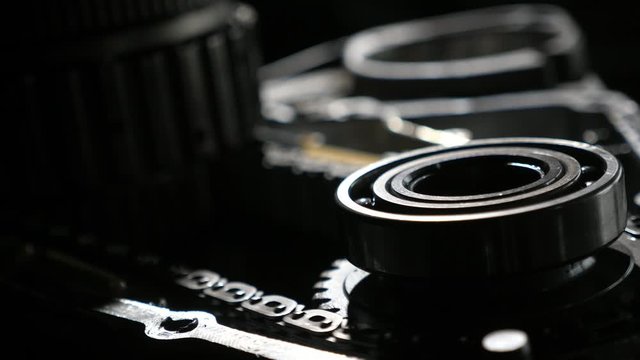 Big cogwheels and metallic chocks revolting fast using chain in auto transmission