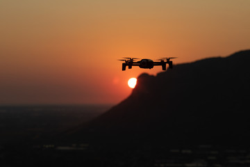 Fototapeta na wymiar Drone in volo al tramonto