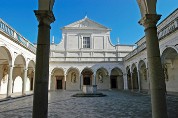 Fototapeta na wymiar Kirchenfassade des Benediktinerklosters, Montecassino, Italien