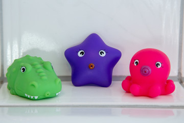 Gummi Enten und Krokodil, Seestern und Tintenfisch im Badezimmer