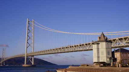 六角堂と明石海峡大橋