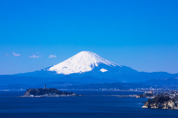 Fototapeta na wymiar (神奈川県-風景)高台から望む江の島と富士２