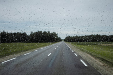 Fotografía de carreteras. Gotas sobre el cristal, verano