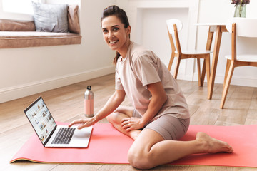 Naklejka premium Cheery young beautiful brunette fitness woman