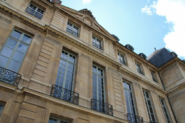 Fototapeta na wymiar sale mansion in paris (france)