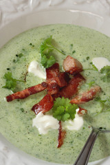 Cremige Wildkräutersuppe mit gebratenem Speck