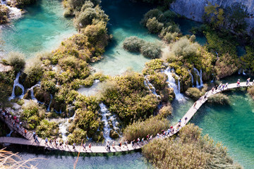 Il Parco nazionale dei laghi di Plitvice è una riserva forestale di 295 km² nella Croazia centrale