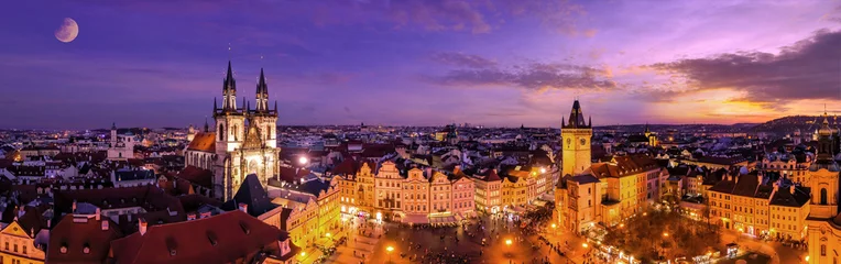 Foto op Canvas Luchtfoto panoramisch uitzicht op het oude stadsplein & 39 s nachts in Praag, Tsjechië © toyechkina