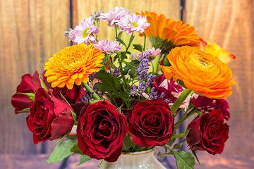 schöner bunter Blumenstrauß mit unterschiedlichen Blumen