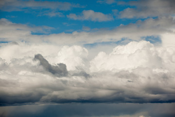 Obraz premium Textured blue sky with white clouds