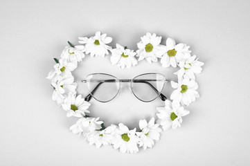 Glasses in natural colors. Glasses in daisies in the shape of a heart. Nature and glasses. flat lay. place for writing.