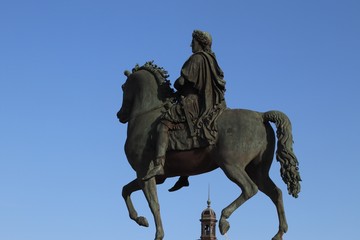 Fototapeta premium Statue équestre de Louis XIV Place Bellecour à Lyon datant de 1825 - sculptée par Francois Frédéric Lemot - Ville de Lyon - Département du Rhône - France - Le 8 février 2020