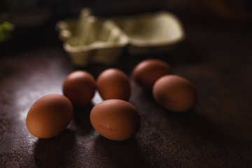 Eier vor dunklem Hintergrund