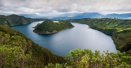 Vista panorámica de la laguna de Cuicocha en la cordillera de los Andes occidentales, Otavalo, provincia de Imbabura, Ecuador. © inigolaitxu