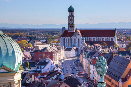Augsburg, Blick vom Rathaus &uuml;ber die Maximilianstrasse auf die St. Ulrichskirche mit Blick auf die Alpen im Hintergrund wegen F&ouml;hn