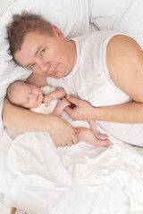 Obraz na płótnie Canvas dad with a newborn baby resting