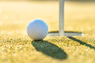 冬の晴れた日のゴルフ場のグリーン