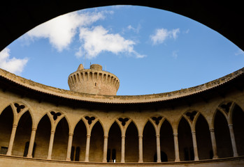 Naklejka premium El castillo de Bellver de estilo gótico. Está situado a unos tres kilómetros de la ciudad de Palma, en la isla de Mallorca, España. Fue construido a principios del siglo XIV por orden del rey Jaime II