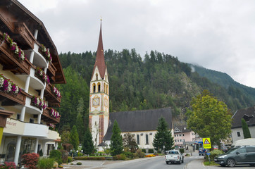 チロルの村　秋のレンゲンフェルトの教会（オーストリア・チロル）