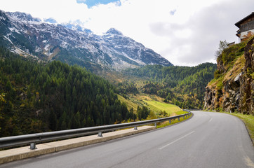 チロルの渓谷　秋の黄葉のエッツタールの道　フェント付近　（オーストリア・チロル）