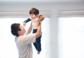 子供を抱っこする父親