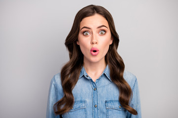 Obraz premium Closeup photo of beautiful funny pretty curly lady positive good mood open mouth listen unexpected positive news wear casual jeans clothes isolated grey color background