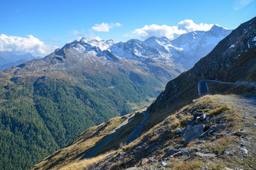 Naklejka premium 秋のティンメルスヨッホ（パッソ・デル・ロンボ） オーストリアとイタリアの国境（オーストリア チロル、イタリア トレンティーノ＝アルト・アディジェ／南チロル）