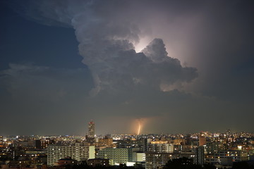 雷　稲妻 積乱雲　都会　ビル