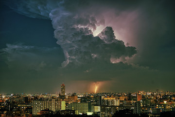 雷　稲妻 積乱雲　都会　ビル　HDR